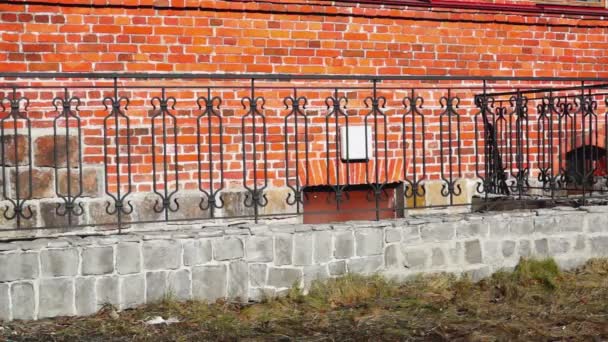Стена дома из красного кирпича и декоративный забор
 - Кадры, видео
