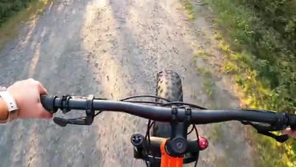 Középkorú nő lovaglás egy kövér gumiabroncs kerékpár a természetben  - Felvétel, videó