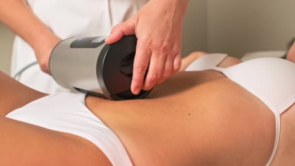 Schönheitssalon Experte in der Arbeit einheitliche Massagen Bauchbereich mit professionellen Fettverbrennung Gerät. Verfahren für ein gesundes Aussehen des Körperteils - Filmmaterial, Video