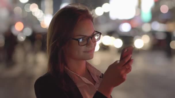 City Lifestyle Portret atrakcyjnej kobiety Czat na telefonie komórkowym. Wysokiej jakości materiał 4k - Materiał filmowy, wideo