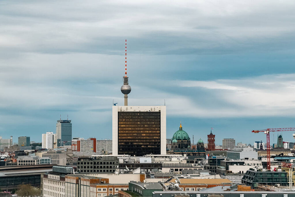 Berlín, Alemania: 20 de abril de 2022: torre panorámica de televisión con vistas a la catedral y la cúpula berlinesa. - Foto, imagen