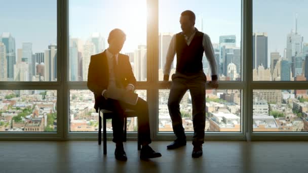 Konverzace Male Business Partners Setkání Spolupracující a Analyzující. Vysoce kvalitní 4K záběry - Záběry, video