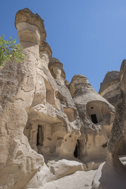 habitations et églises sculptées dans la pierre, dans des formations rocheuses volcaniques érodées par l'eau, cheminées de fées, dans le musée en plein air de Goreme, en Cappadoce, anatolie, dinde, verticale - Photo, image