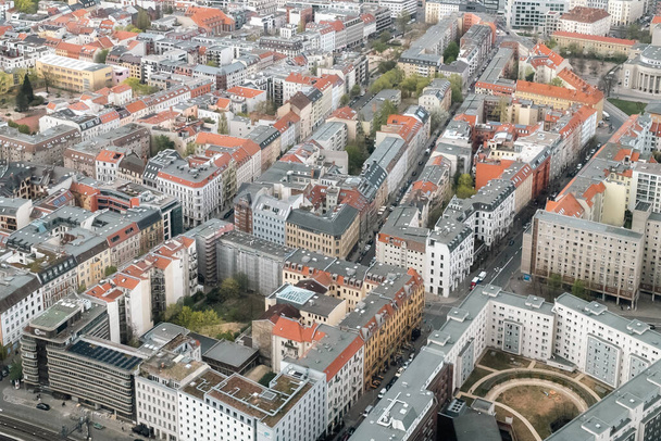 Berlin, Niemcy: 19 kwietnia 2022: Panoramiczne widoki na Berlin z Wieży Telewizyjnej. - Zdjęcie, obraz