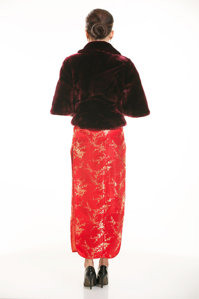 Yllään kiinalainen vaatetarjoilija edessä valkoinen tausta - Valokuva, kuva