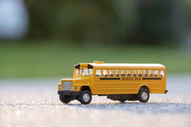 Модель класичного американського жовтого шкільного автобуса для транспортування дітей до школи і з неї щодня. Концепція освіти в США. - Фото, зображення