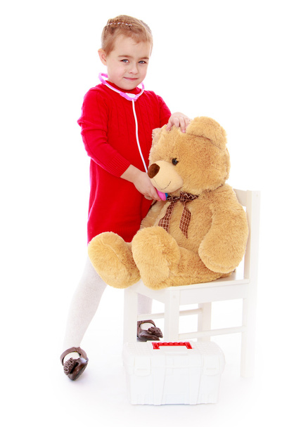 cute little girl playing in the hospital with a teddy bear - Fotoğraf, Görsel