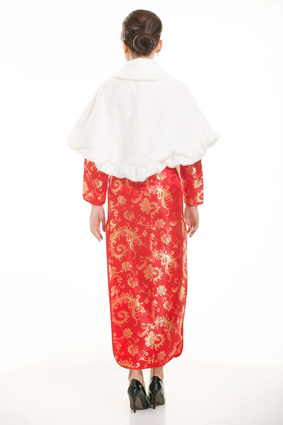 Φορώντας Κινέζικα ρούχα σερβιτόρος μπροστά από ένα λευκό φόντο - Φωτογραφία, εικόνα