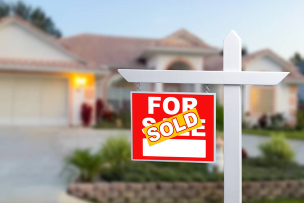 Πωλείται σπίτι για το σημάδι πώλησης στο μέτωπο του νέου σπιτιού - Φωτογραφία, εικόνα