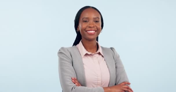 Affari, braccia incrociate e faccia di donna nera in studio per opportunità di carriera, lavoro e pronto a lavorare. Professionale, aziendale e ritratto di operaio su sfondo blu per orgoglio e fiducia. - Filmati, video