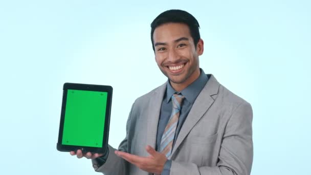 Gelukkig zakenman, tablet en palm op groen scherm, mockup of reclame tegen een studio achtergrond. Portret van Aziatische man met technologie, app of display voor marketing, branding of reclame. - Video