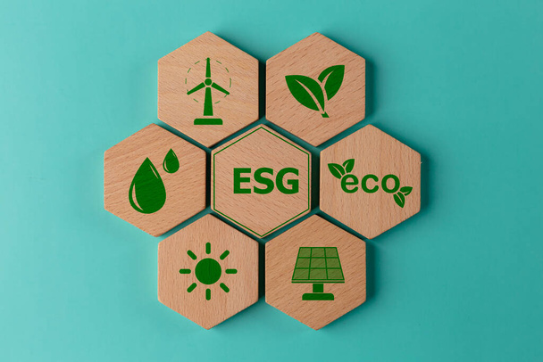ESG koncepció a környezetvédelemről. ESG vagy környezetvédelmi szociális kormányzás. A cég kifejlesztett egy természetvédelmi stratégiát, zöld energia, tiszta energia - Fotó, kép