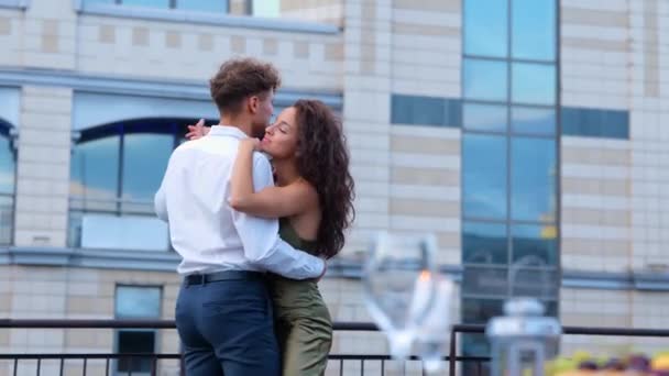 Romantisch koppel dansend tijdens een afspraakje op het dak in de stad. Romantisch afspraakje op het dak. Romantisch concept. Een paar verliefd. Real time - Video