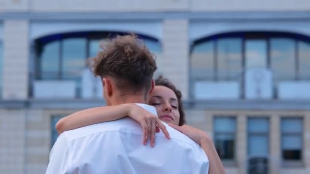 Gelukkige man en vrouw die knuffelen terwijl ze buiten dansen, romantisch afspraakje op het dak. Romantisch concept. Een paar verliefd. Real time - Video
