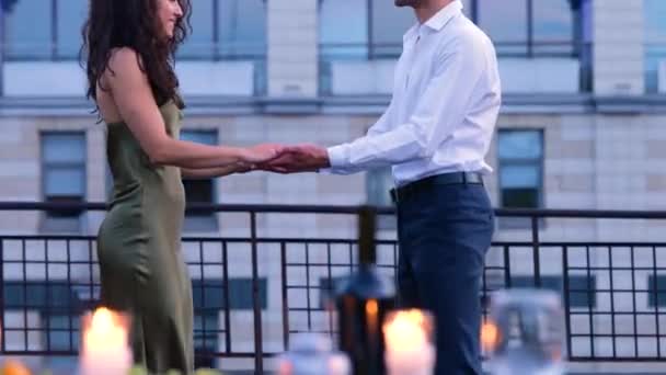 Усміхаючись красива дама обіймається зі своїм хлопцем, стоячи на відкритому повітрі. Романтичне побачення на даху. Романтична концепція. Пара закоханих. Реальний час - Кадри, відео