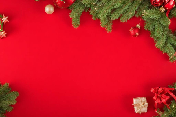 Vánoční pozadí s jedle stromeček a vánoční dekorace prvků. Horní pohled s mezerou pro kopírování - Fotografie, Obrázek