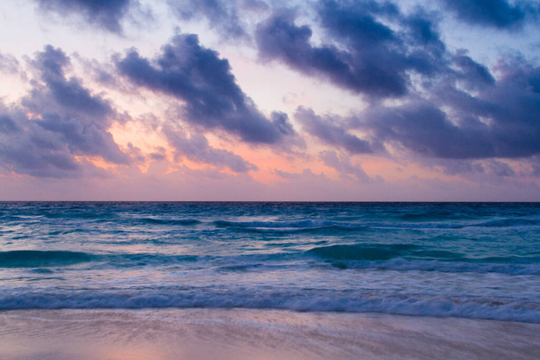 Wschód słońca na plaży Morza Karaibskiego. - Zdjęcie, obraz