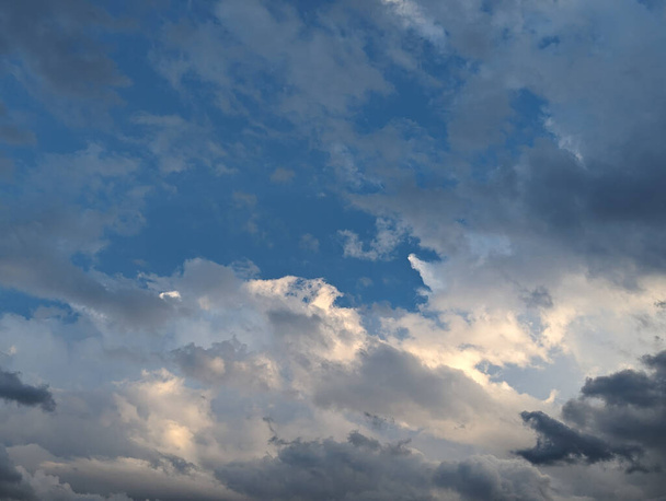 Blauer Himmel und Wolken Hintergrund. - Foto, Bild