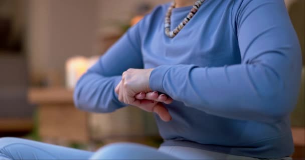 Hand pijn, spier of vrouw met yoga letsel of nood probleem in studio appartement lichaam close-up. Gebroken vingers, stretching of gewond meisje in pilates training training training met artritis of gewrichtspijn. - Video