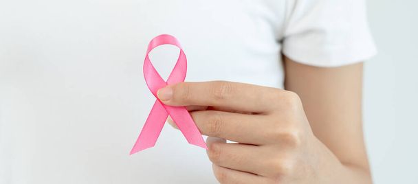 Frau mit rosa Schleife Brustkrebs Bewusstsein. Weiblicher Gesundheitscheck. Weltfrauentag und Weltkrebstag. Krebs signalisieren, Symbolisch, Gesundheitsfürsorge, Patienten unterstützen, rechtzeitige Diagnosen - Foto, Bild