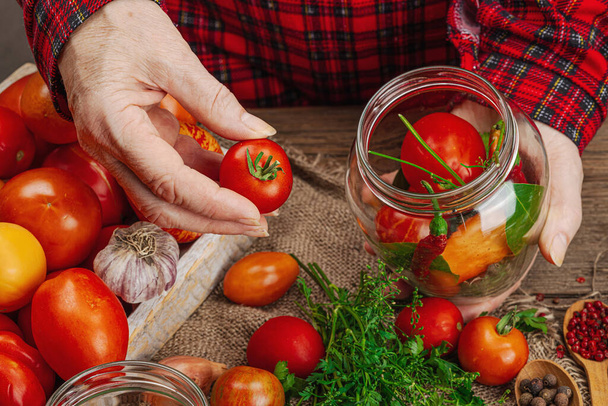 Säilötty kausi vihannes käsite. Sato tomaattia, chiliä, vihanneksia, sipulia ja valkosipulia. Naisen kädet valmistaa ainesosia säilykkeitä, ruoanlaitto prosessi. Terveellisiä reseptejä, kotiruokaa, lähikuva - Valokuva, kuva