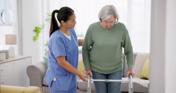 Verpleeghuis, ondersteuning en senior vrouw met looprek in de woonkamer met verpleegster voor evenwicht, ondersteuning of revalidatie. Thuiszorg, hulp en bejaarde patiënt met een handicap, verzorger of fysiotherapie. - Video
