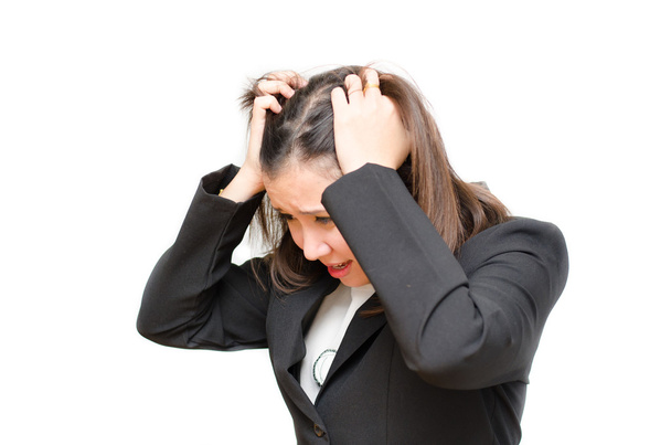 asiatische Geschäftsfrau hält Haare mit Stress Gesicht auf weißem Rücken - Foto, Bild