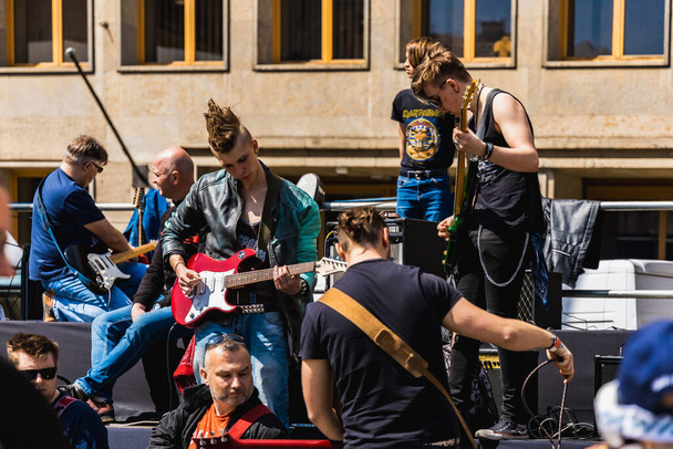 Wroclaw, Polen - 1 mei 2023: Deelnemers met gitaren op open event Guitar Guinness World Record 2023 waar record werd geslagen met 7967 gitaren op marktplein - Foto, afbeelding
