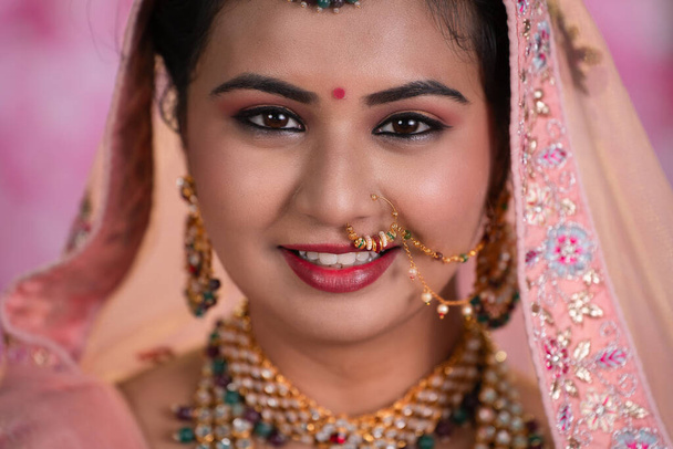 Imagen de la feliz sonrisa india novia mirando a la cámara durante la boda - concepto de la felicidad de la boda, la belleza nupcial y el matrimonio Momento alegre - Foto, Imagen
