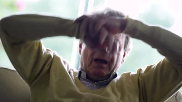 Κουρασμένος ηλικιωμένος άνδρας χασμουριέται με τα χέρια σφιγμένα στο πίσω μέρος του κεφαλιού. Υπνηλία βαριέται ηλικιωμένος άνδρας καυκάσιος αισθάνεται κόπωση και πλήξη - Πλάνα, βίντεο