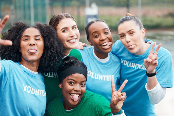 Voluntariado, retrato y mujer para caridad y apoyo comunitario en el campo de netball con diversidad y sonrisa. Felicidad, personas y trabajo en equipo para el proyecto de ONG, solidaridad y misión al aire libre en la naturaleza. - Foto, imagen