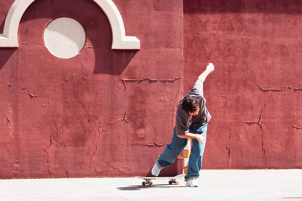 young skateboarder practicing a trick in a polygon, smooth wall - Φωτογραφία, εικόνα