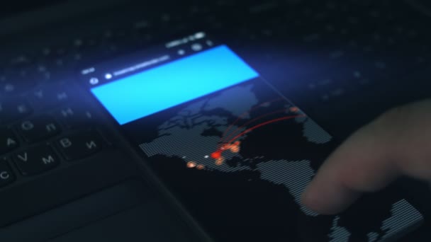 Kibertámadás szimulációja egy mobiltelefon képernyőjén. Cyber támadás és kiberbiztonsági koncepció - Felvétel, videó