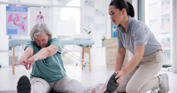 Fysiotherapie, oudere vrouw en benen strekken voor herstel, training en genezing letsel. Fysiotherapie, senior persoon en chiropractor hulp bij revalidatie, welzijn en gezondheid van het lichaam. - Video