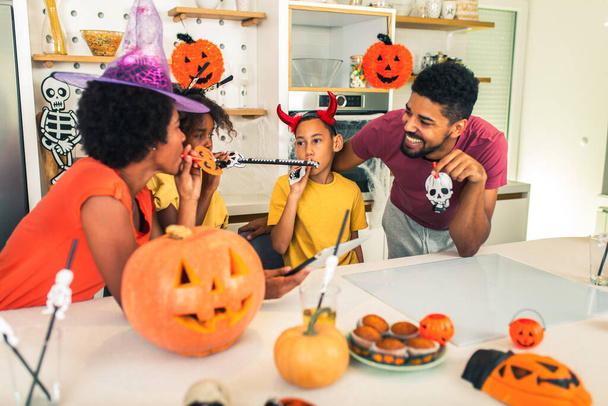 Família se diverte no tempo de Halloween fazer videochamada com tablet digital. - Foto, Imagem