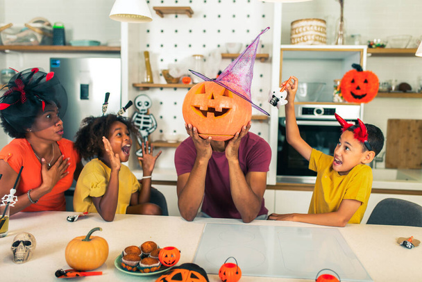 Família se diverte no tempo de Halloween - Foto, Imagem