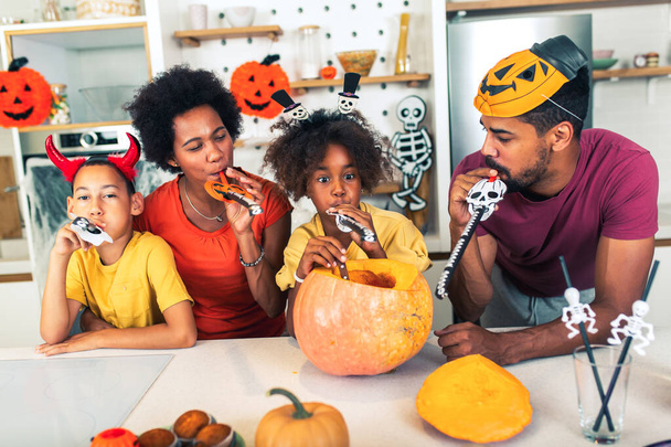 Η οικογένεια διασκεδάζει στο Halloween - Φωτογραφία, εικόνα