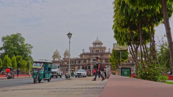 Jaipur, India ; 09-08-2023 : A man is approaching e-rickshaw ahead of Albert Hall Museum - Footage, Video