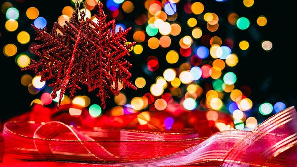 Рождественские украшения. Цветные рождественские огни - Фото, изображение