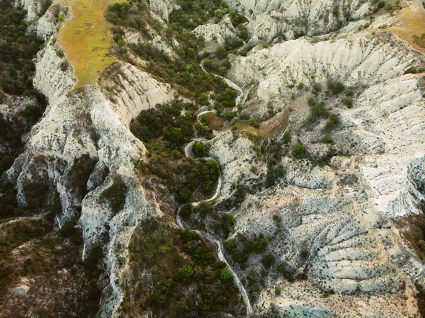 Surrealista panorama dramático del paisaje de la tierra desierta con hermosas formaciones de acantilados y fondo dorado al atardecer en el parque nacional de Vashlovani. Viaje Georgia destino - Foto, Imagen