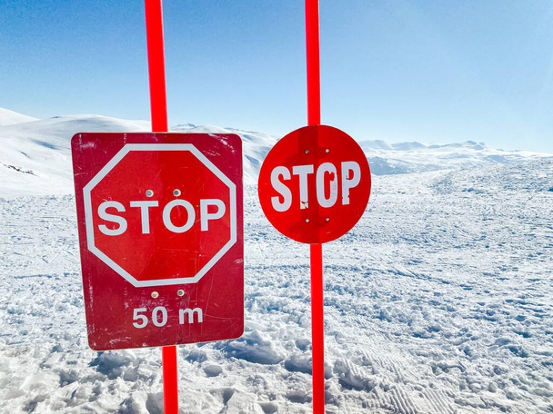 Avalanche danger top off piste sign posts in snowy mountains in Georgia. Goderdzi ski resort in high Adjara - Foto, Imagem
