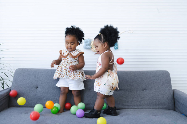 piccole ragazze africane americane con palloncini a casa - Foto, immagini