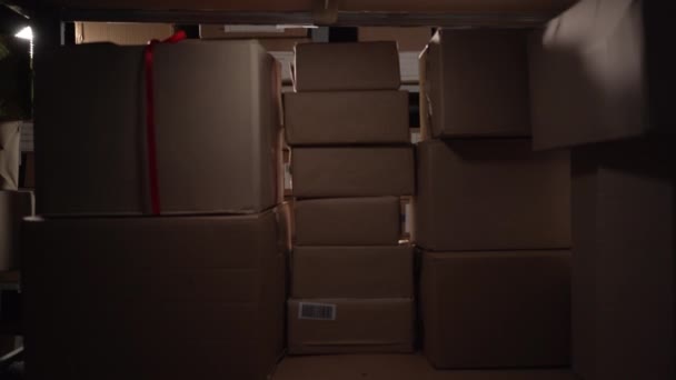 Viejo trabajador de almacén tomando cajas de estante para enviar al cliente. Copiar espacio - Metraje, vídeo