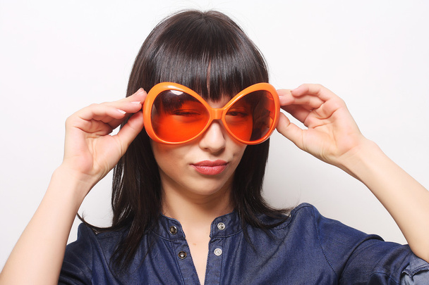büyük portakal güneş gözlüğü olan mutlu kadın - Fotoğraf, Görsel
