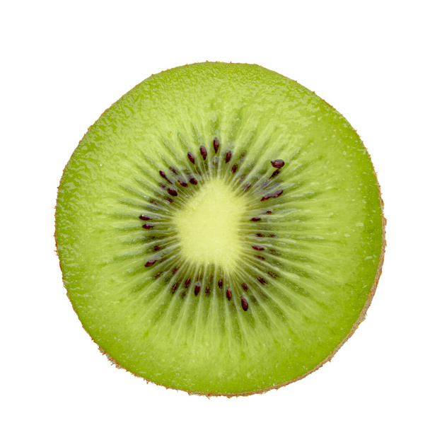 Hälfte und Scheibe Kiwi-Frucht isoliert über weißem Hintergrund. - Foto, Bild