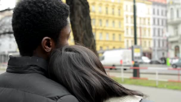 Ζευγάρι ματιά στην αστική οδό στην πόλη - Μαύρος άνδρας και γυναίκα της Ασίας - αυτοκίνητα και περνώντας τραμ - Πλάνα, βίντεο