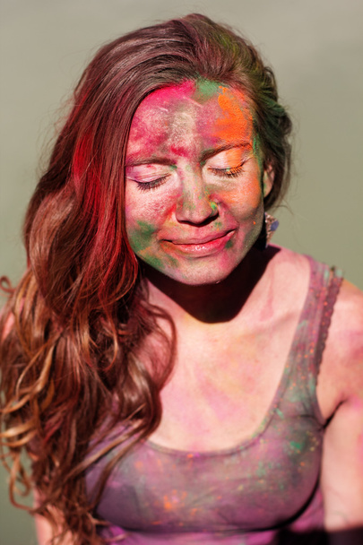 Portret dziewczynki z Holi farby na jej twarzy - Zdjęcie, obraz