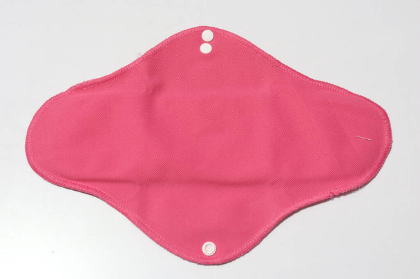 Zicht van roze opvouwbare tassen op wit - Foto, afbeelding
