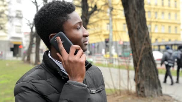 Fiatal, jóképű, fekete férfi telefon - városi utcai autó - város - Felvétel, videó
