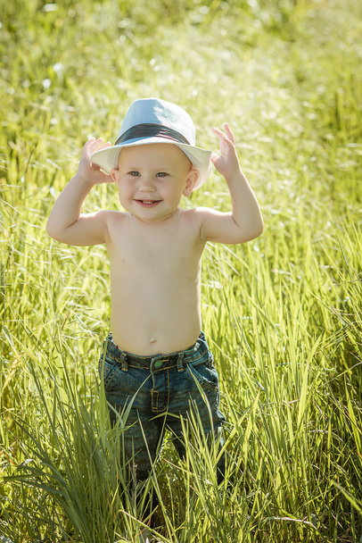 Мальчик на лужайке, ребенок на прогулке
 - Фото, изображение